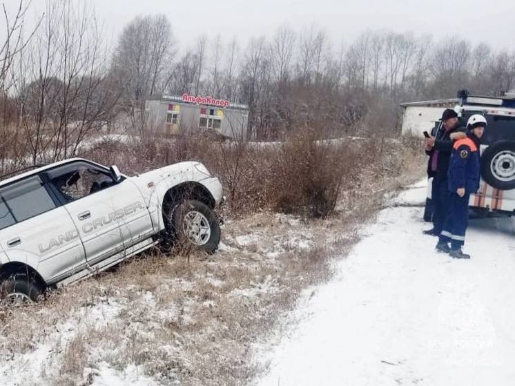 Внедорожник чуть не перевернулся на трассе в ЕАО