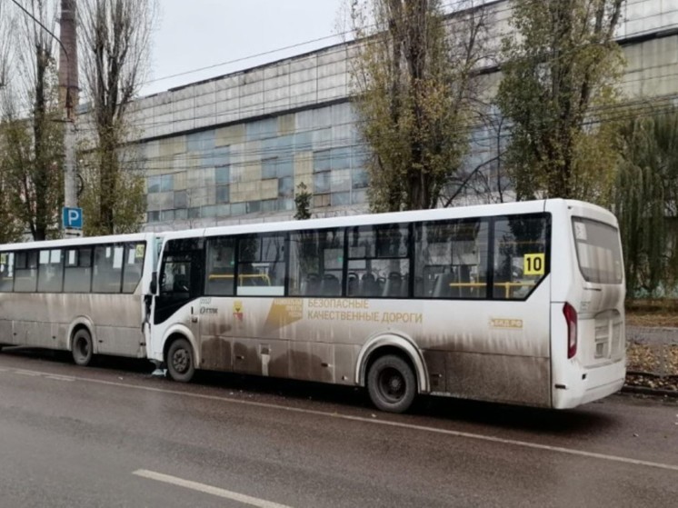 В Воронеже при столкновении двух маршрутных автобусов пострадали ребенок и трое взрослых.