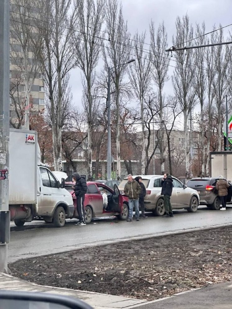 Четыре машины влетели друг в друга на Московском шоссе в Самаре