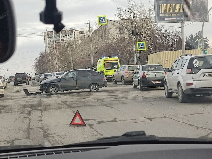 В Челябинске столкнулись два отечественных легковых автомобиля