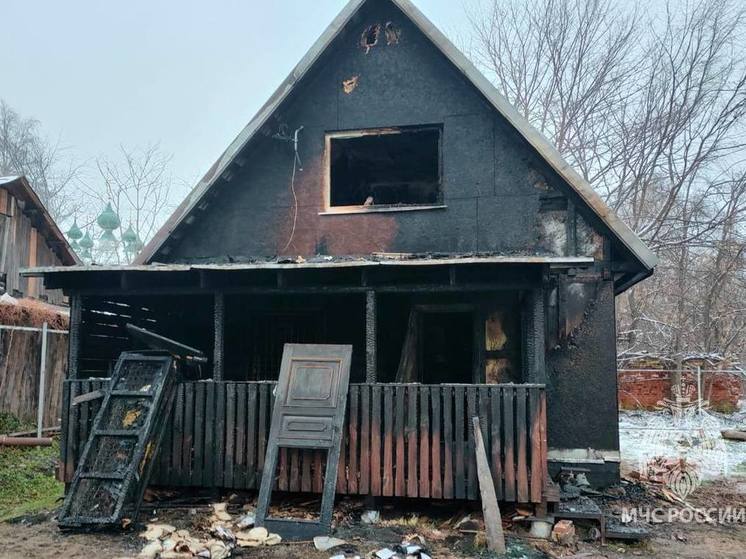 Сосед вытащил из огня хозяйку горящего домика в Ивановской области