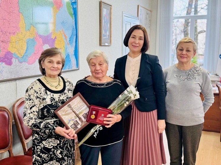 Жительнице Старой Руссы вручили медаль «80 лет освобождения Новгорода»