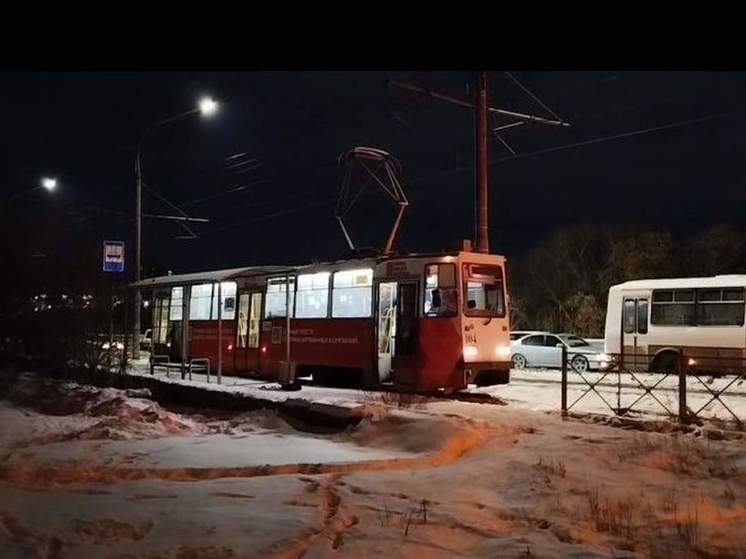 Угрожал порезать: в Омске подросток сбежал из спецучилища и спрятался в трамвае