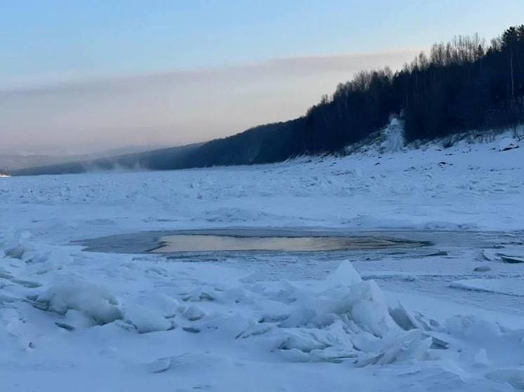 Автомобиль с тремя людьми провалился под лёд в Бодайбо