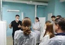 Медики Алтайского края продолжают проводить профориентационную работу с подростками. Ближе знакомить с профессией доктора, вдохновить ребят на то, чтобы они в будущем связали свою жизнь с непростой, но важной миссией — помогать людям, сообщает пресс-служба Минздрава региона.