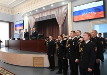 На днях в главном управлении МВД России по Алтайскому краю состоялось торжественное собрание в преддверии Дня сотрудника органов внутренних дел (праздник отмечают 10 ноября). Лучшим сотрудникам вручили награды от представителей исполнительной и законодательной власти региона.