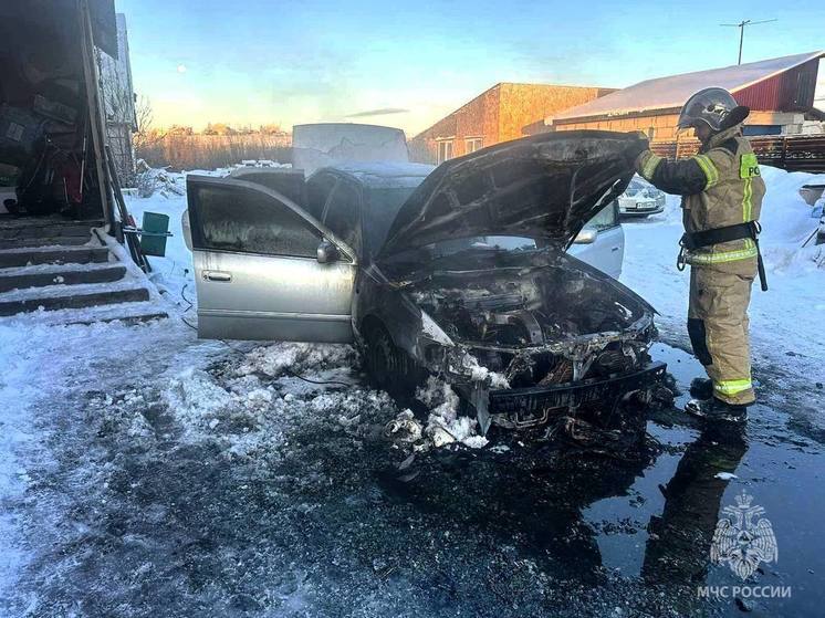 В Салехарде горела иномарка