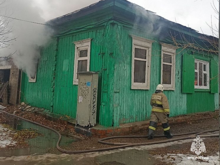 В городе Башкирии пожарные тушат трехквартирный жилой дом