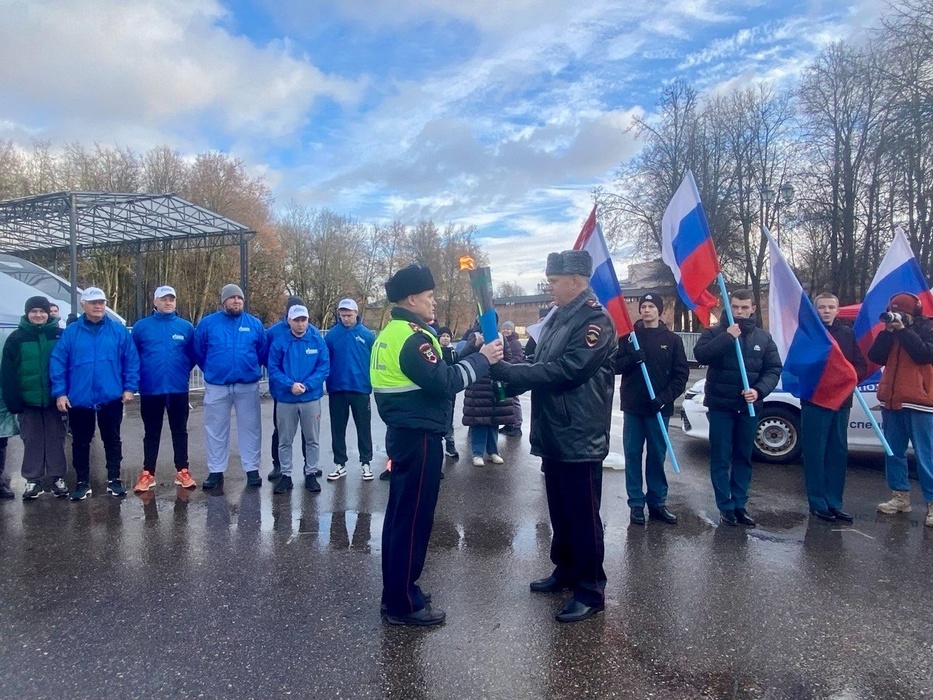 В День памяти жертв ДТП в Великом Новгороде прошла эстафета с горящим факелом