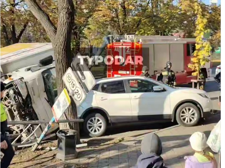 В центре Краснодара перевернулся грузовик