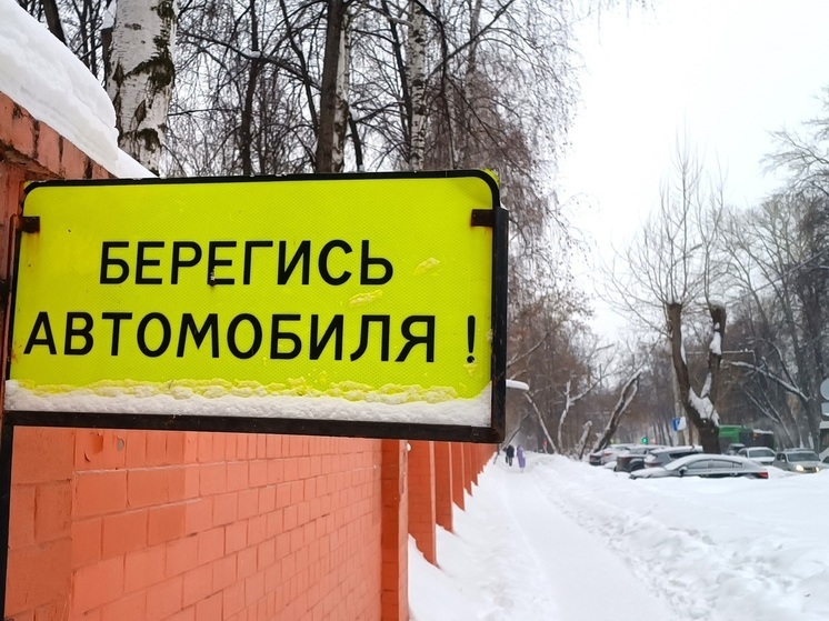 Житель Екатеринбурга ездит по городу на детском электромобиле