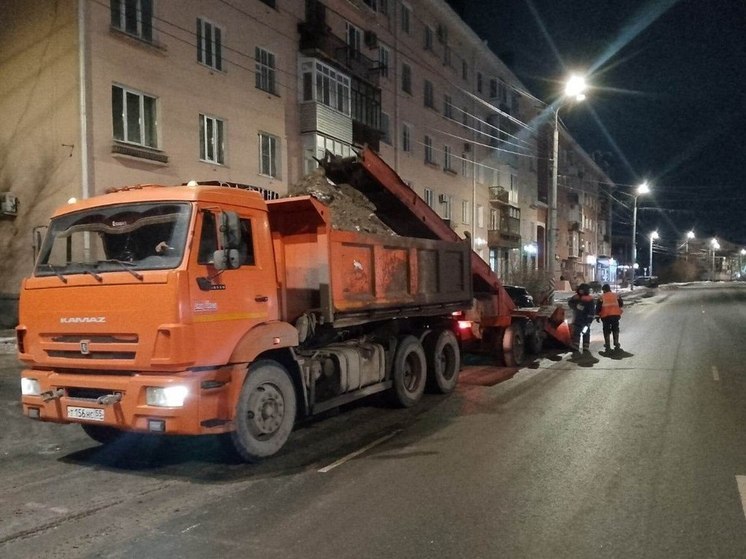 2,5 тысячи кубометров снега вывезли в Омске за выходные