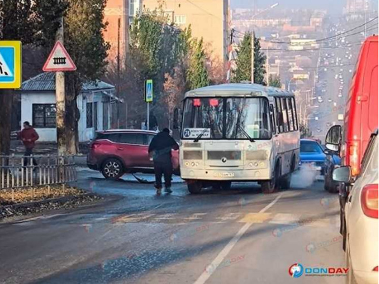 В Ростовской области кроссовер протаранил автобус