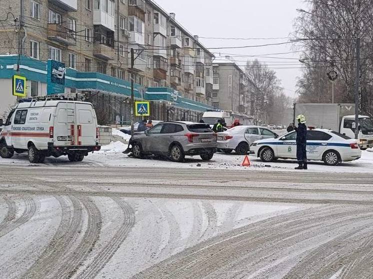 В Томске после столкновения 3 иномарок женщина попала в больницу