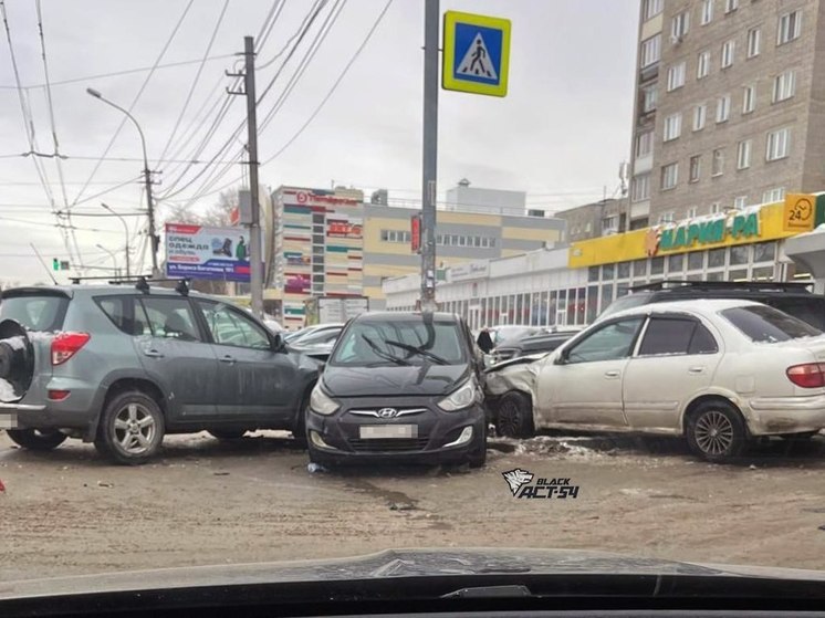 В Новосибирске сразу четыре машины попали в ДТП на парковке