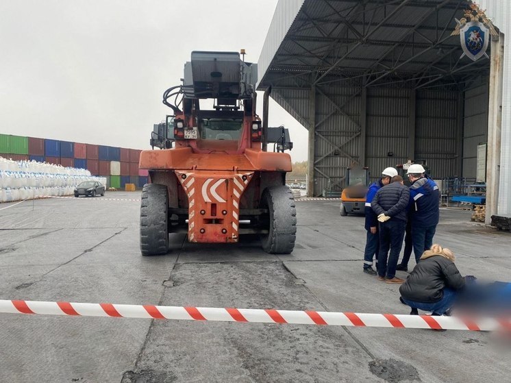 В Калининграде водитель погрузчика задавил рабочего