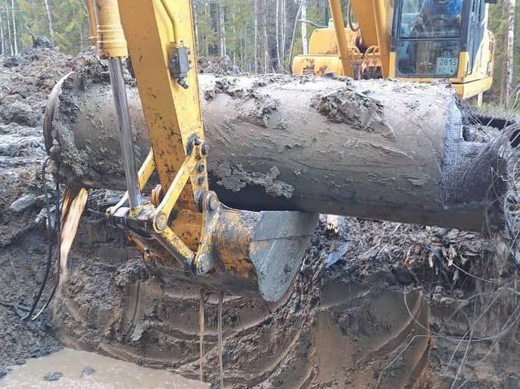 В Ломоносовском районе устраняют прорыв водовода в болоте