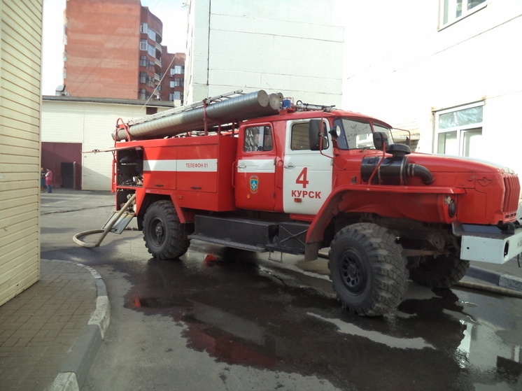 В центре Курска загорелась хозяйственная постройка