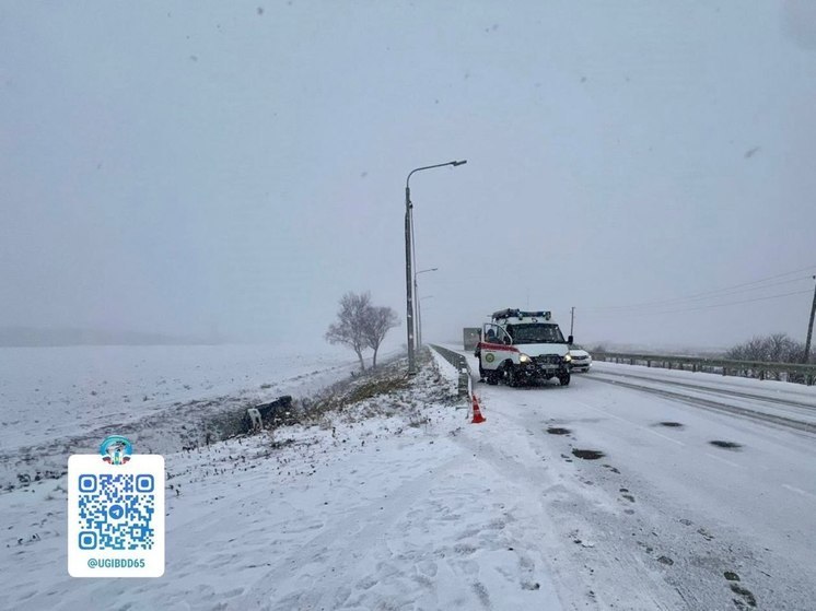 Женщина-водитель пострадала в ДТП на заснеженной дороге в Южно-Сахалинске