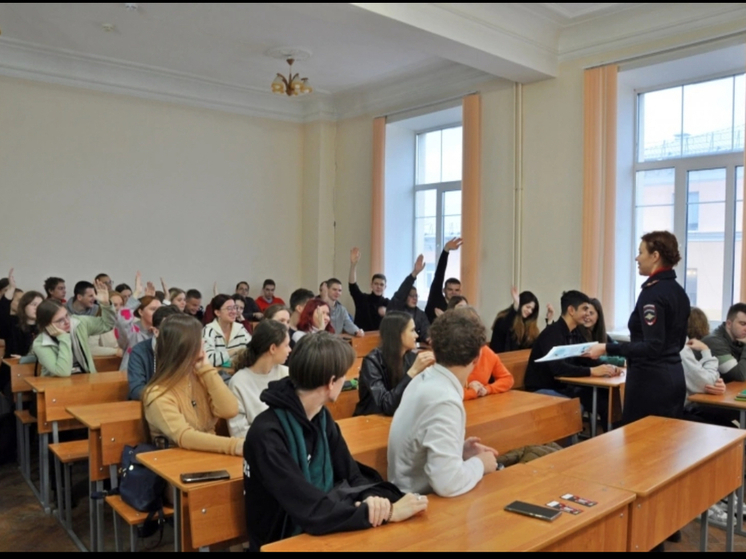 В Смоленске сотрудники УНК УМВД рассказали студентам о неотвратимости наказания за преступления в сфере незаконного оборота наркотиков