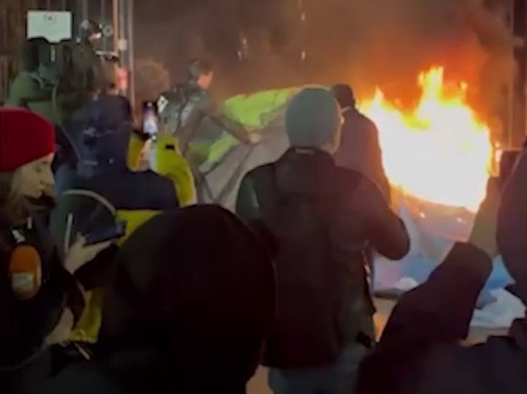 Столкновения полицейских и протестующих начались в Грузии, спецназ сносит палатки