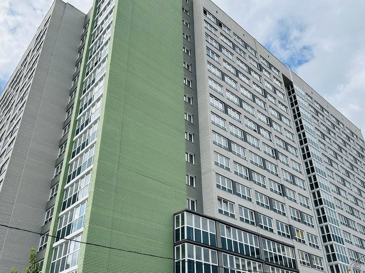 В Барнауле дольщикам начали выдавать ключи от квартир в долгострое на Потоке