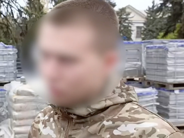 Боец СВО во время отпуска на Сахалин подарил лицею макет автомата