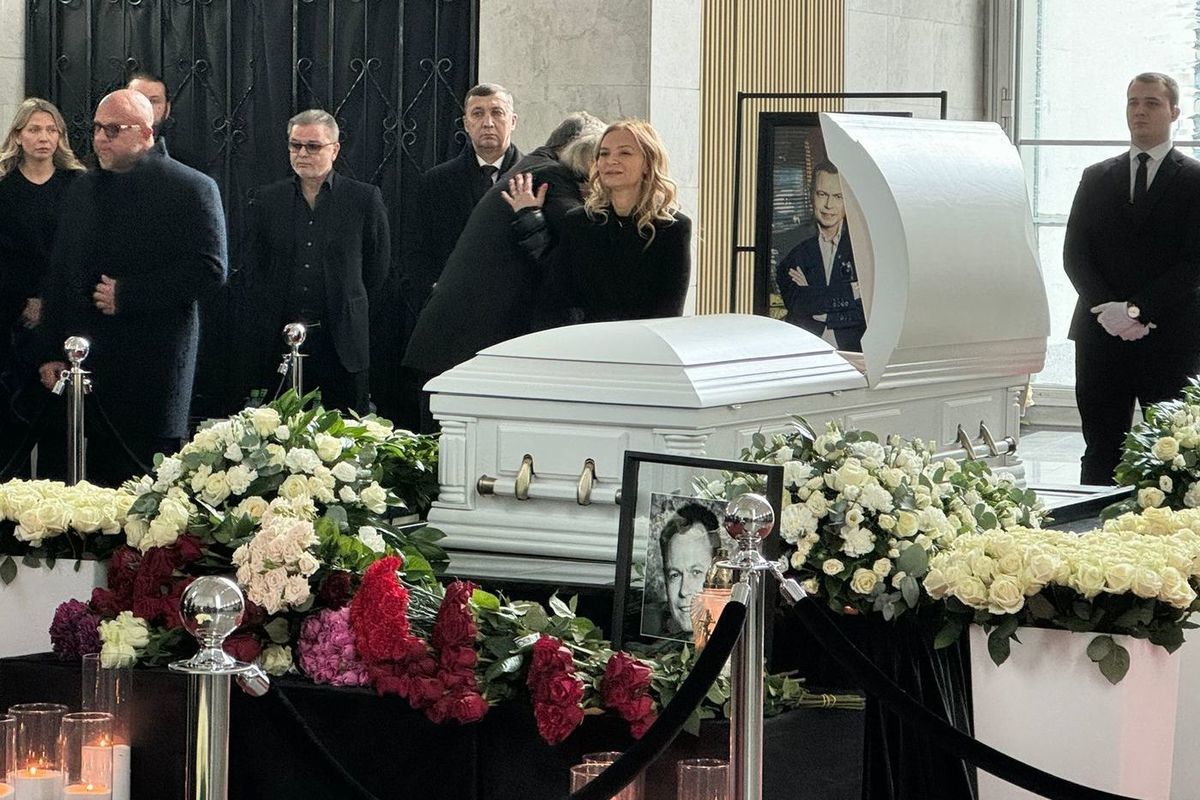 Левкин владимир похороны фото в гробу Вдова Левкина на прощании с артистом не отходит от гроба Общество