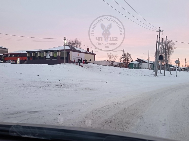 Дети в кузбасском поселке скатываются с горки прямо на дорогу