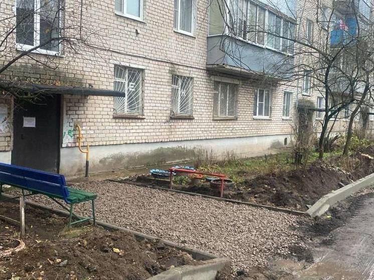 В Тверской области ребенок упал в яму возле подъезда и повредил ногу