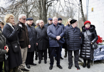 В день 90-летия выдающегося отечественного футболиста и тренера, олимпийского чемпиона Мельбурна 1956 года, чемпиона Европы, легендарного торпедовца на доме на Ленинском проспекте в Москве, где он жил долгие годы со своей семьей, был открыт мемориальный знак