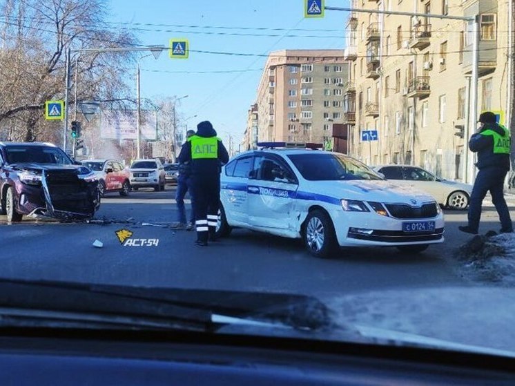 На Каменской в Новосибирске произошло ДТП с участием машины ДПС