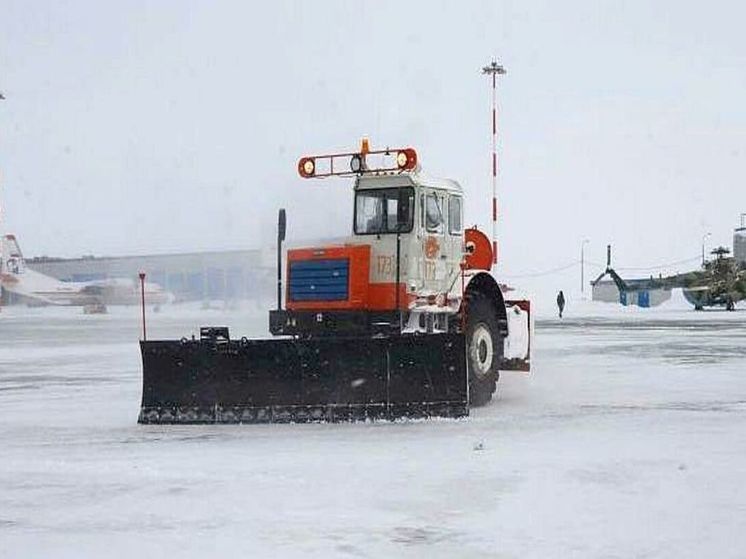 С гололёдом после прошедшего циклона борются в главном аэропорту Чукотки