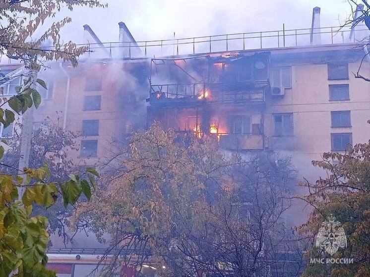 МЧС: в пожаре пятиэтажного дома в Севастополе горело четыре этажа