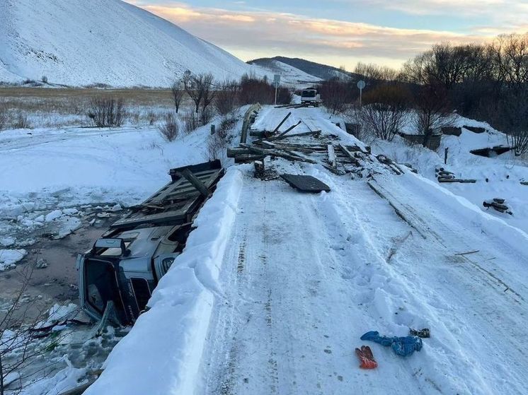 Машины едут через реку из-за рухнувшего моста в Забайкалье