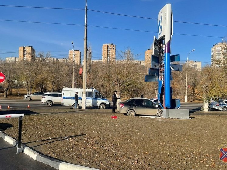 В Волгограде 28-летний водитель скончался после наезда на рекламный щит