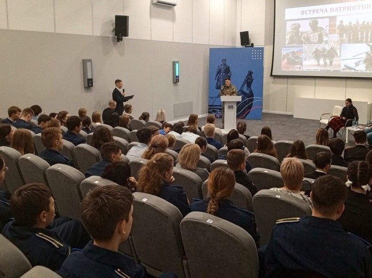 Участники СВО, приехавшие в отпуск, рассказали ребятам о своей службе