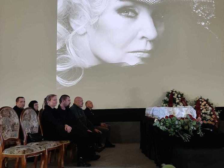 У гроба актрисы сын, невестка, внучка