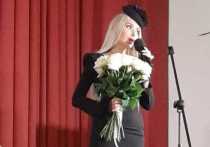 Российская певица, модель, актриса и "светская львица" Алена Кравец дважды сравнила себя со Светланой Светличной на гражданской панихиде по ней, заставив краснеть собравшихся в Доме актера зрителей, особенно старшего возраста