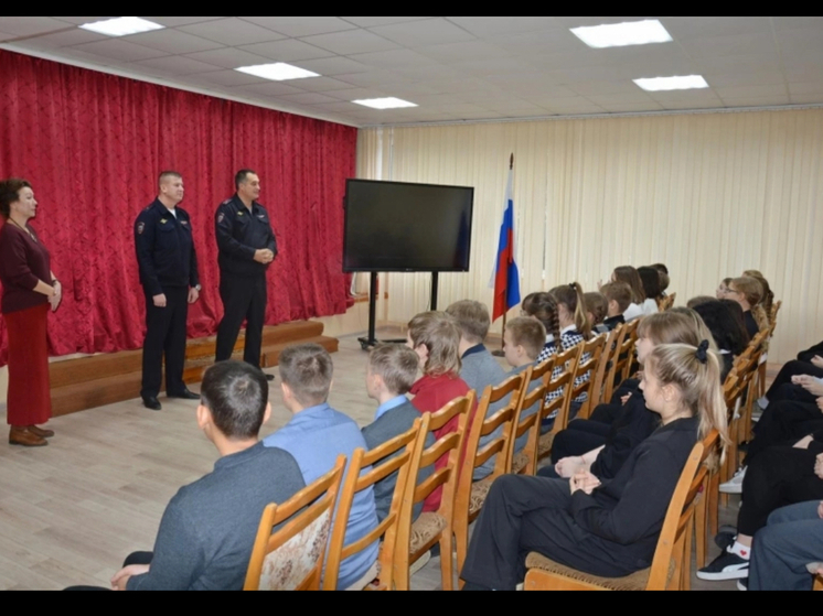 В Смоленской области полицейские рассказали подрастающему поколению о службе в органах внутренних дел