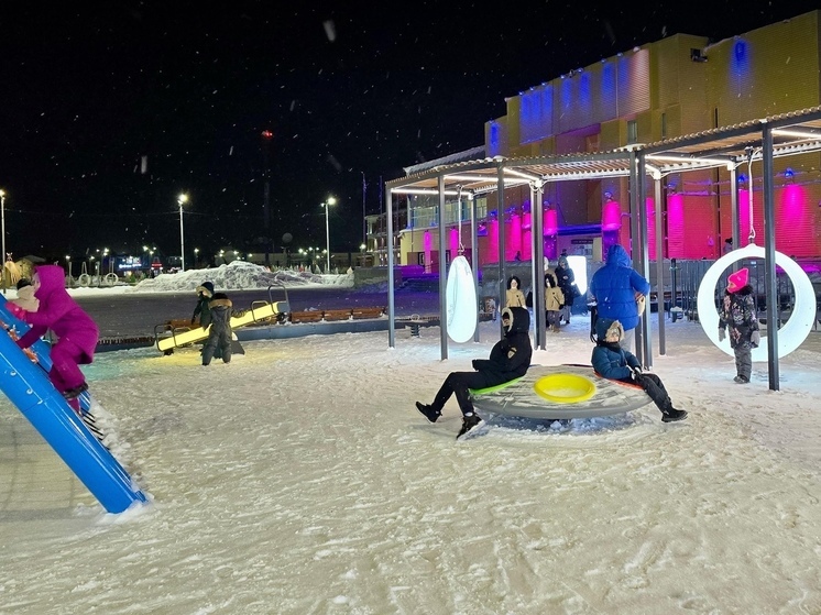 Новую детскую площадку с качелями и меловой стеной открыли в Уренгое