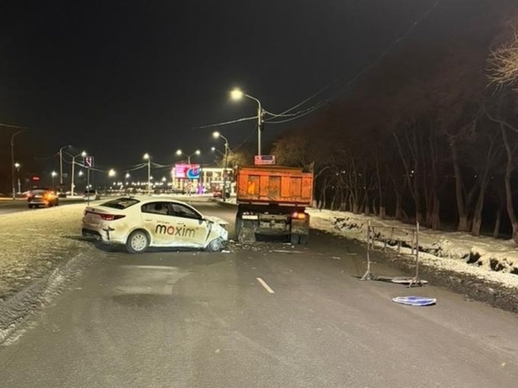 В Омске пьяный таксист сбил дорожные знаки и влетел в КамАЗ