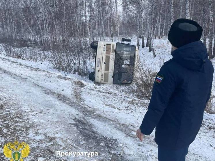 Автобус с пассажирами перевернулся на трассе под Новосибирском