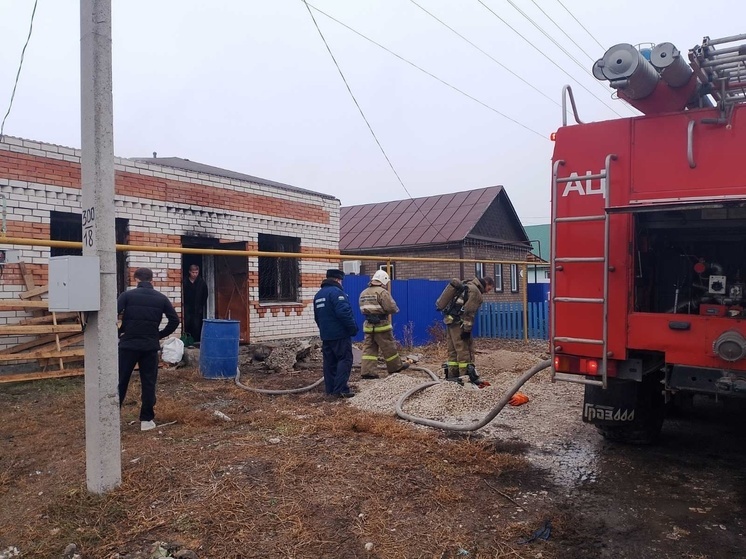 В Самарской области пожарные за полчаса потушили кирпичную заброшку