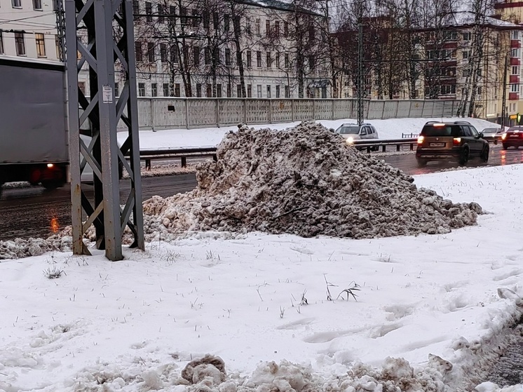 Первые сугробы после очистки дорог появились в Петрозаводске