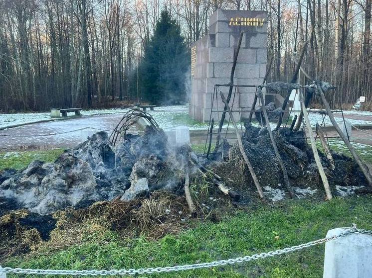 Неизвестные сожгли шалаш Ленина под петербургским Сестрорецком