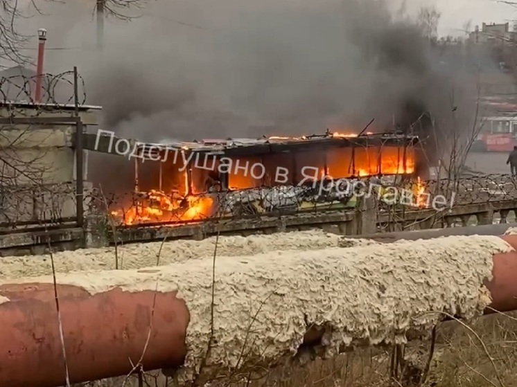 В Ярославле на конечной горит троллейбус