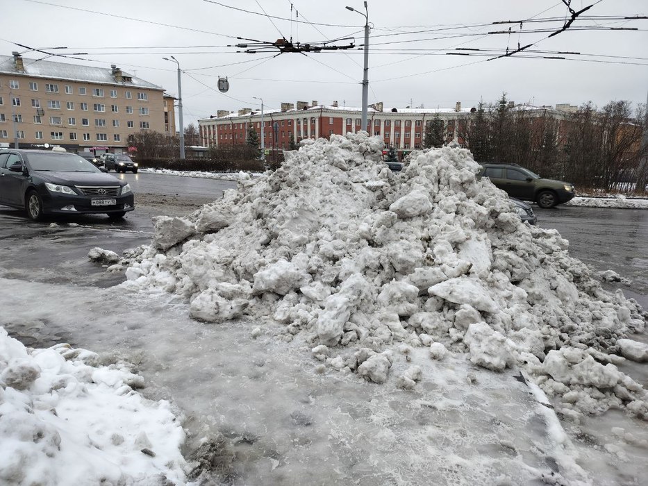 Первые сугробы и вездесущие лужи: как Петрозаводск пережил первый сильный снегопад