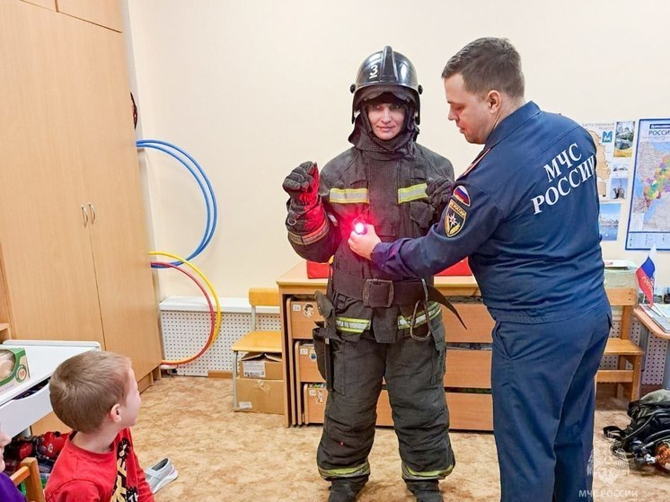 Пожарные посетили воспитанников псковского детского сада