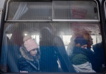 Заместитель главы военно-гражданской администрации (ВГА) Харьковской области по обороне и безопасности Евгений Лисняк в ходе брифинга заявил, что жители города Купянска и поселка Ковшаровка, которые были эвакуированы киевским режимом в Харьков, массово возвращаются домой. Его слова приводит ТАСС.